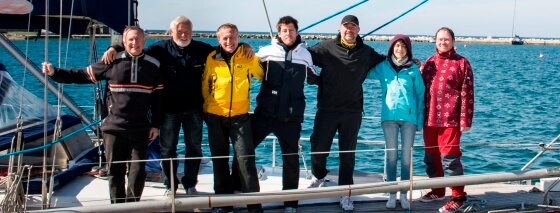 Ausbildungsleiter der Segelschule mit Crew